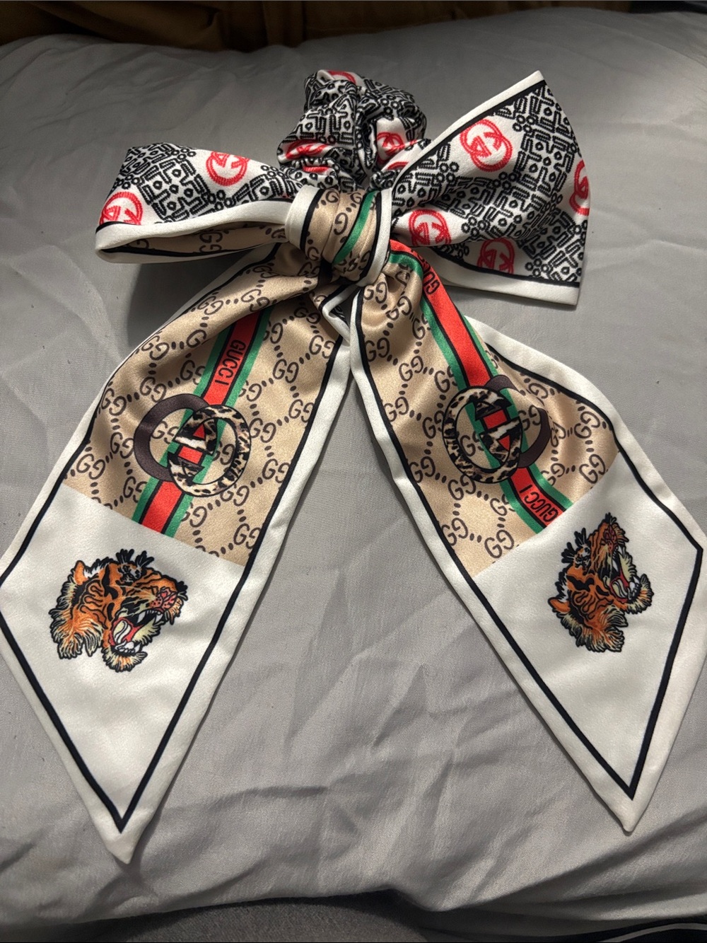 Gucci Ribbon Reversible Bow Hair Tie in White, Beige & Red